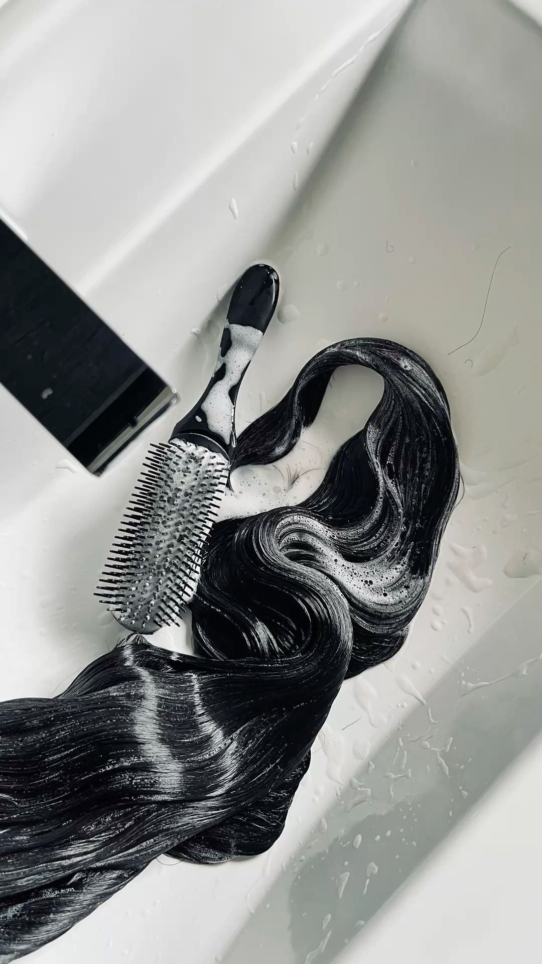 Comment entretenir ses perruques et extensions en cheveux humains ? Le guide Minga Hair