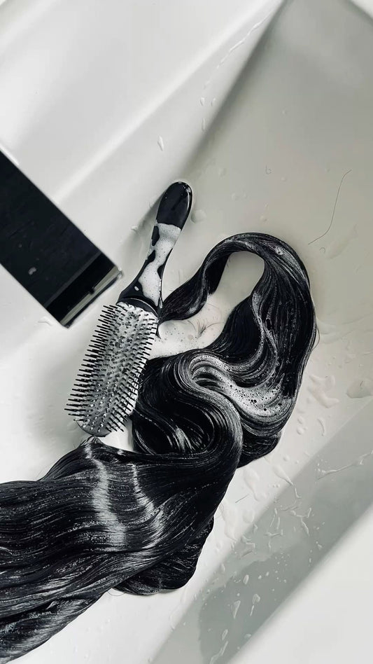 Comment entretenir ses perruques et extensions en cheveux humains ? Le guide Minga Hair